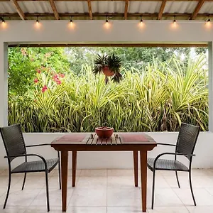  Apartment Ancella's Garden Apartment-beach-5min Drive, 1 Hr Montego Bay, 25 Mins Ocho Rios, Continental Breakfast